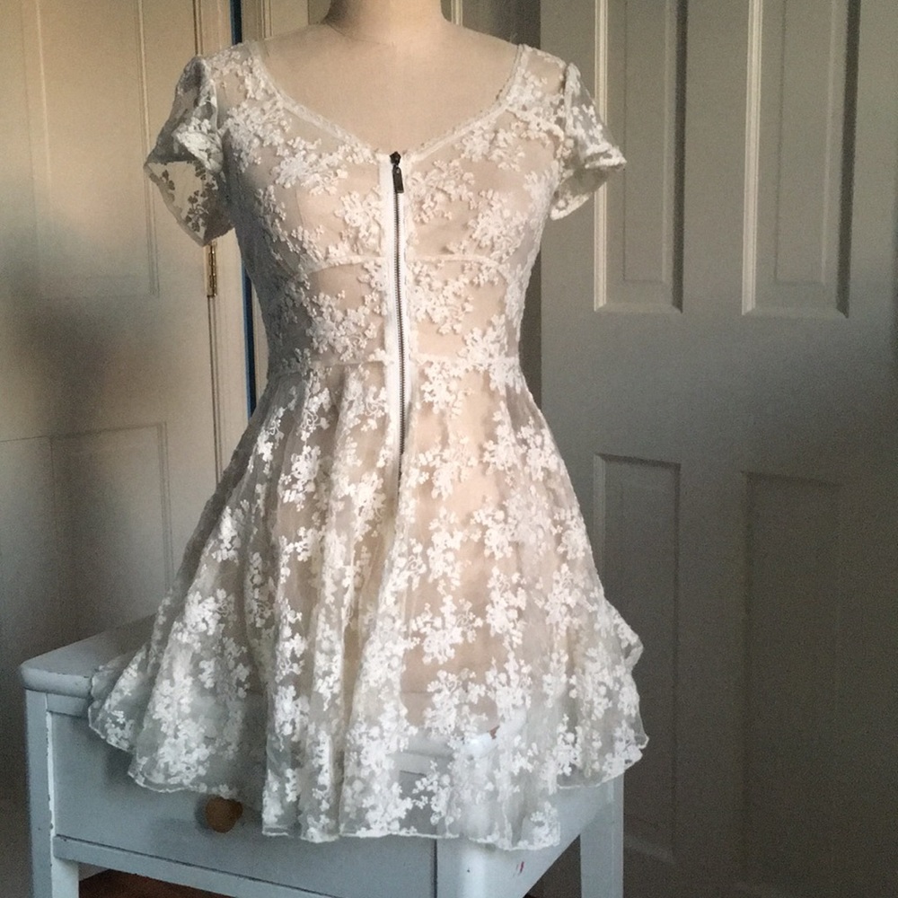 Kimchi Blue Front-Zip Lace Appliqué Dress